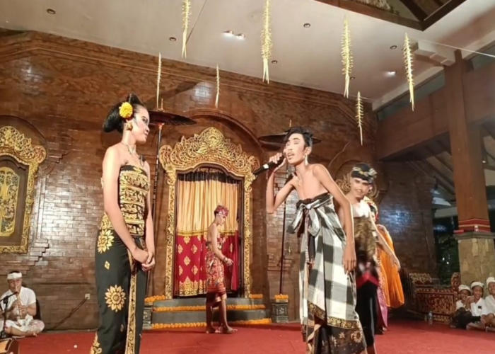 Sekaa Teruna Teruni (STT) Yowana Bhakti menggelar pementasan yang digelar di Banjar Sampalan, Desa Adat Dalem Setra Batununggul, Kecamatan Nusa Penida.