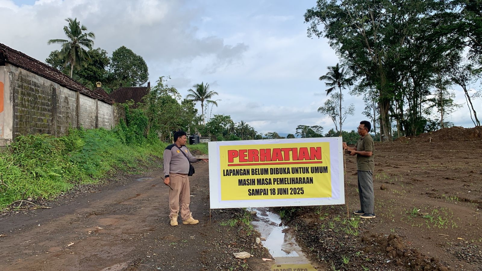Area Bangli Sport Center dipasangi banner imbauan.