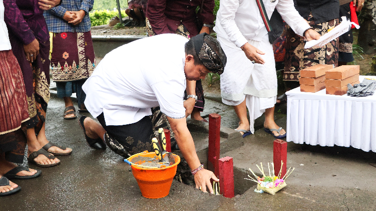 Pj Gubernur Bali meletakkan batu pertama pembangunan jogging track di Kawasan MPRRB