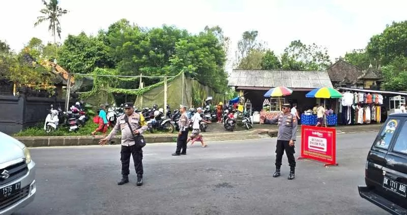 Polisi mengatur para Pamedek yang datang untuk melakukan persembahyangan usaba pitra di Pura Dalem Puri Besakih, Karangasem.