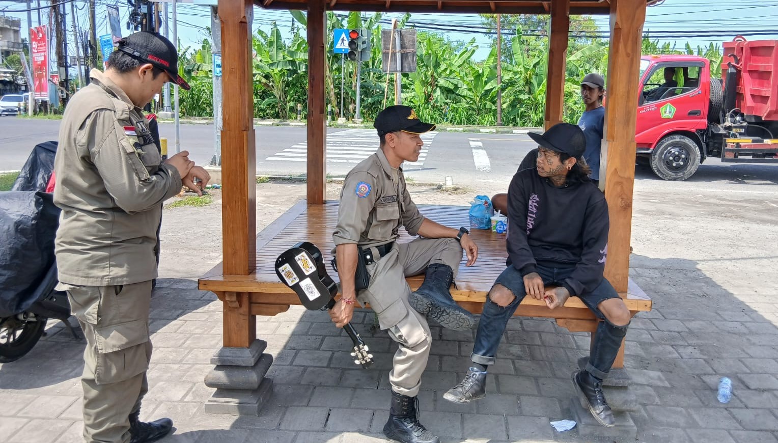 Satpol PP Tabanan saat melakukan penindakan dan pembinaan kepada pengamen yang melakukan aktivitas di beberapa titik di Kabupaten Tabanan, Rabu (29/1/2025).