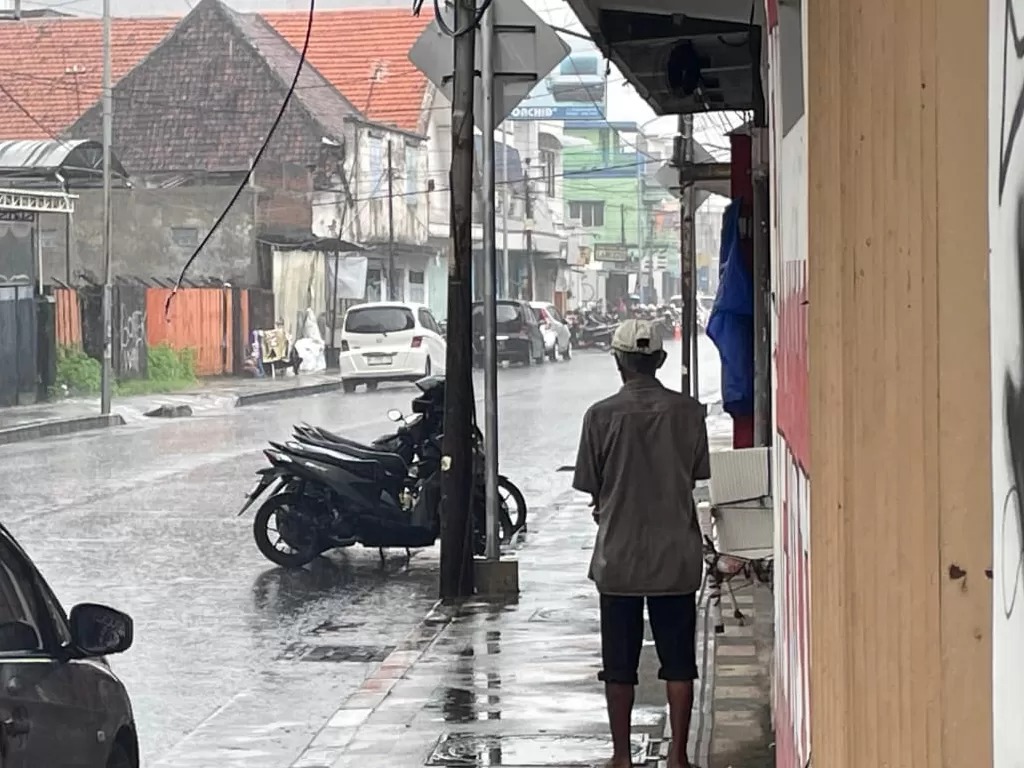 TKP : Lokasi seorang wanita yang ditemukan tergeletak di Jalan Gajah Mada, Sidoarjo, usai lompat dari lantai II ruko.