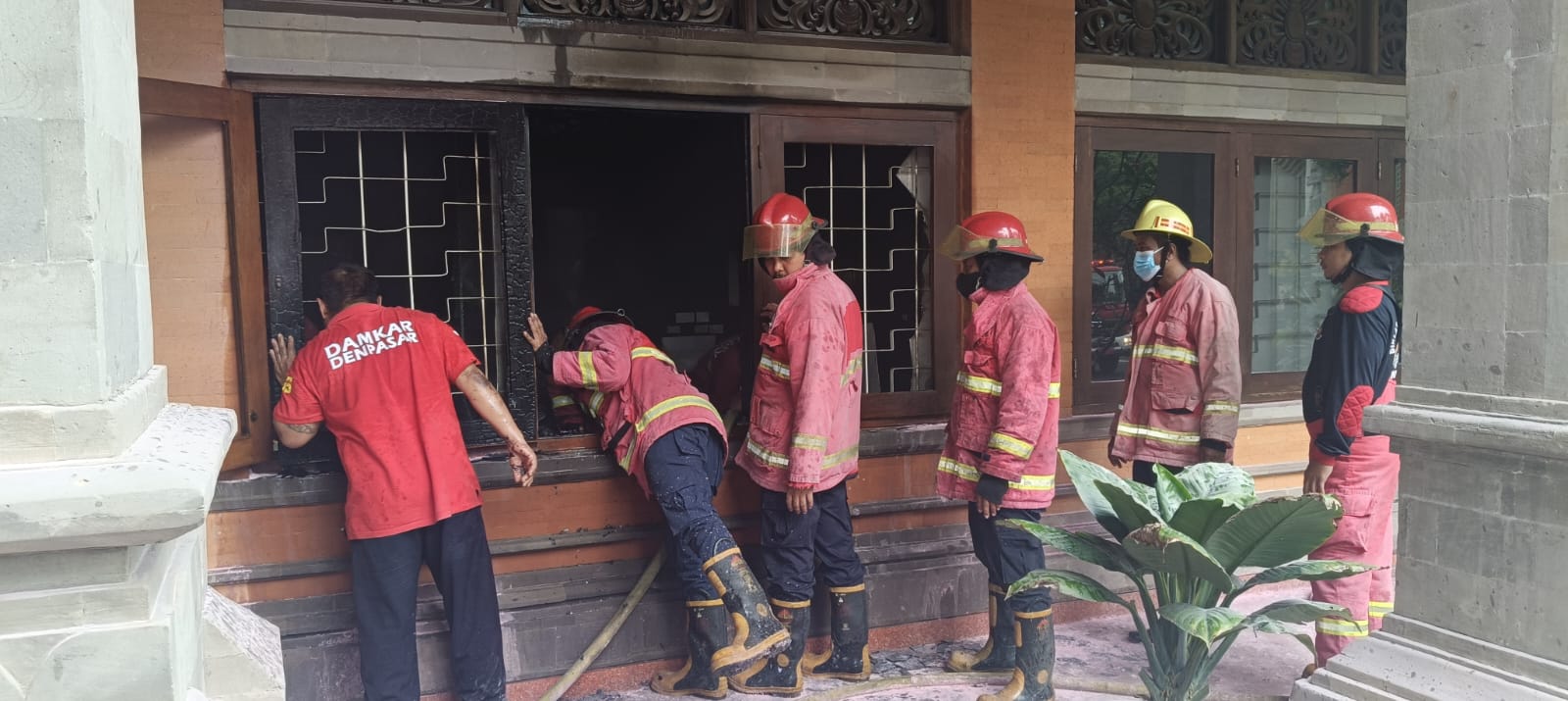 KEBAKARAN: Kebakaran di ruang Humas DPRD Bali yang berlokasi di Jalan Dr. Kusuma Atmaja No. 3, Denpasar, Jumat (31/1).