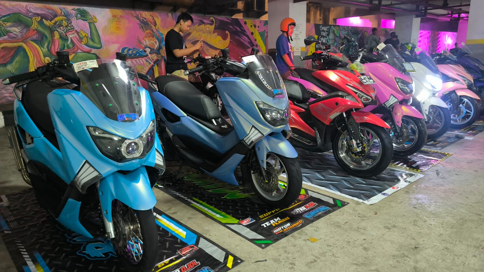 Sejumlah motor modifikasi yang mengikuti Denpasar Love Modification di Gedung Dharma Negara Alaya, Denpasar, Jumat (31/1)
