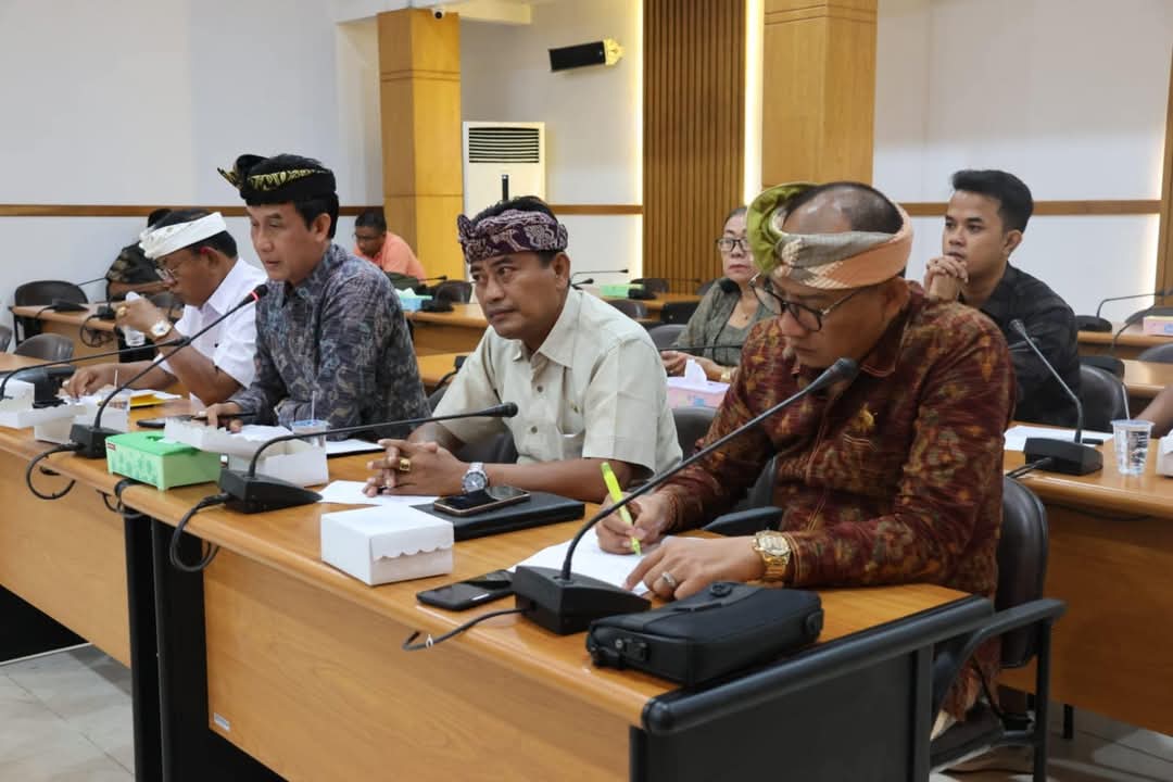 RAKOR : Rapat Koordinasi Komisi II DPRD Kabupaten Klungkung dengan Dinas Ketenagakerjaan terkait dengan Pekerja Migran Indonesia.