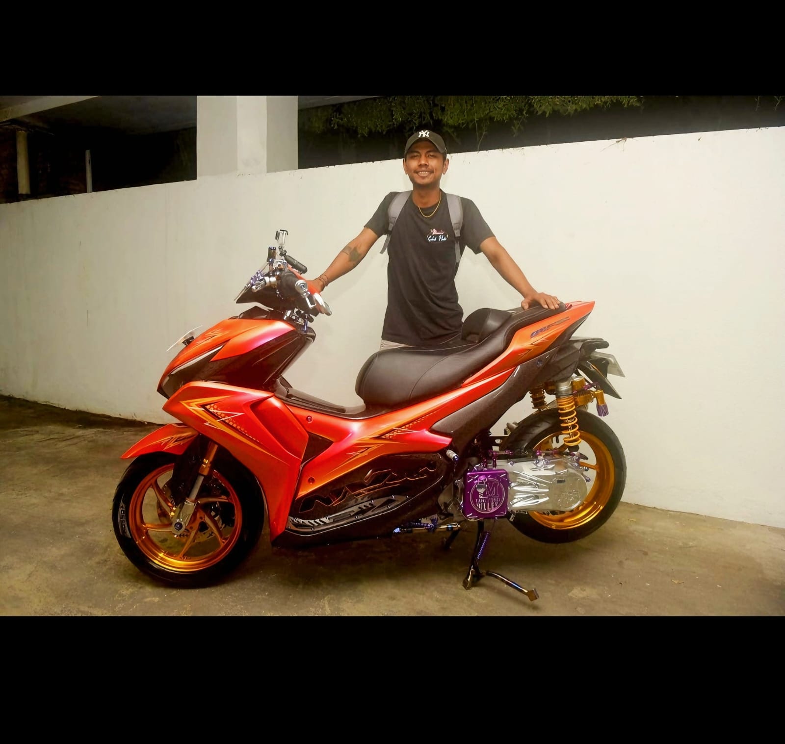 I Ketut Rastika hadir di acara Denpasar Love Modification membawa Yamaha Aerox Oranye Bunglon seharga ratusan juta. (Bali Express/Agung Bayu)