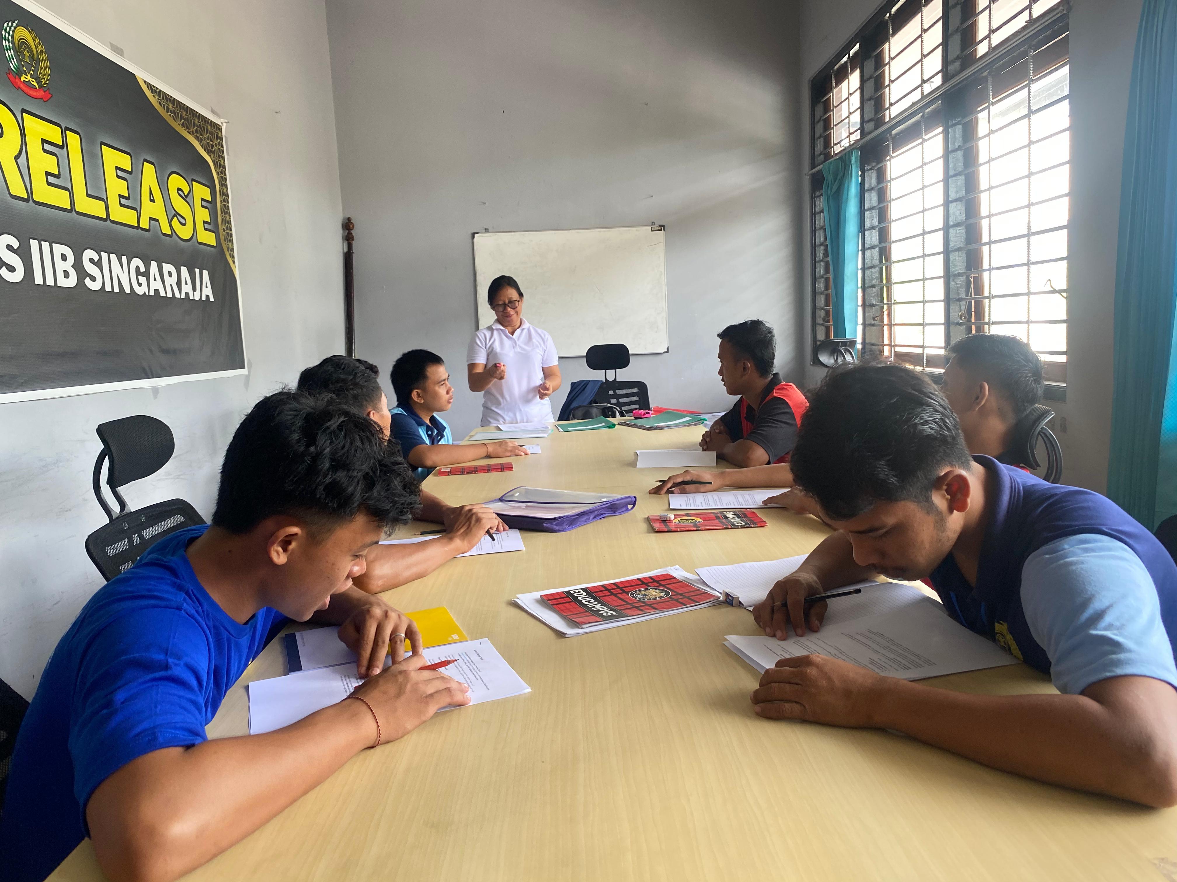 Warga binaan yang sedang mengikuti kelas kejar paket di Lapas Kelas II B  Singaraja.