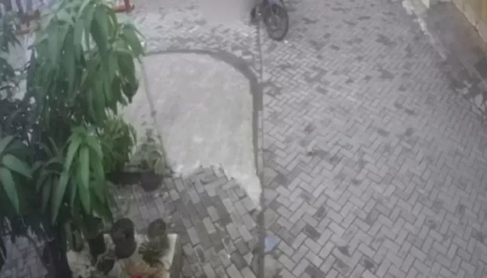 BANTING BALITA: Rekaman kamera pengawas warga yang merekam peristiwa oknum guru membanting seorang balita di perumahan Pondok Bahar, Kecamatan Karang Tengah, Kota Tangerang.