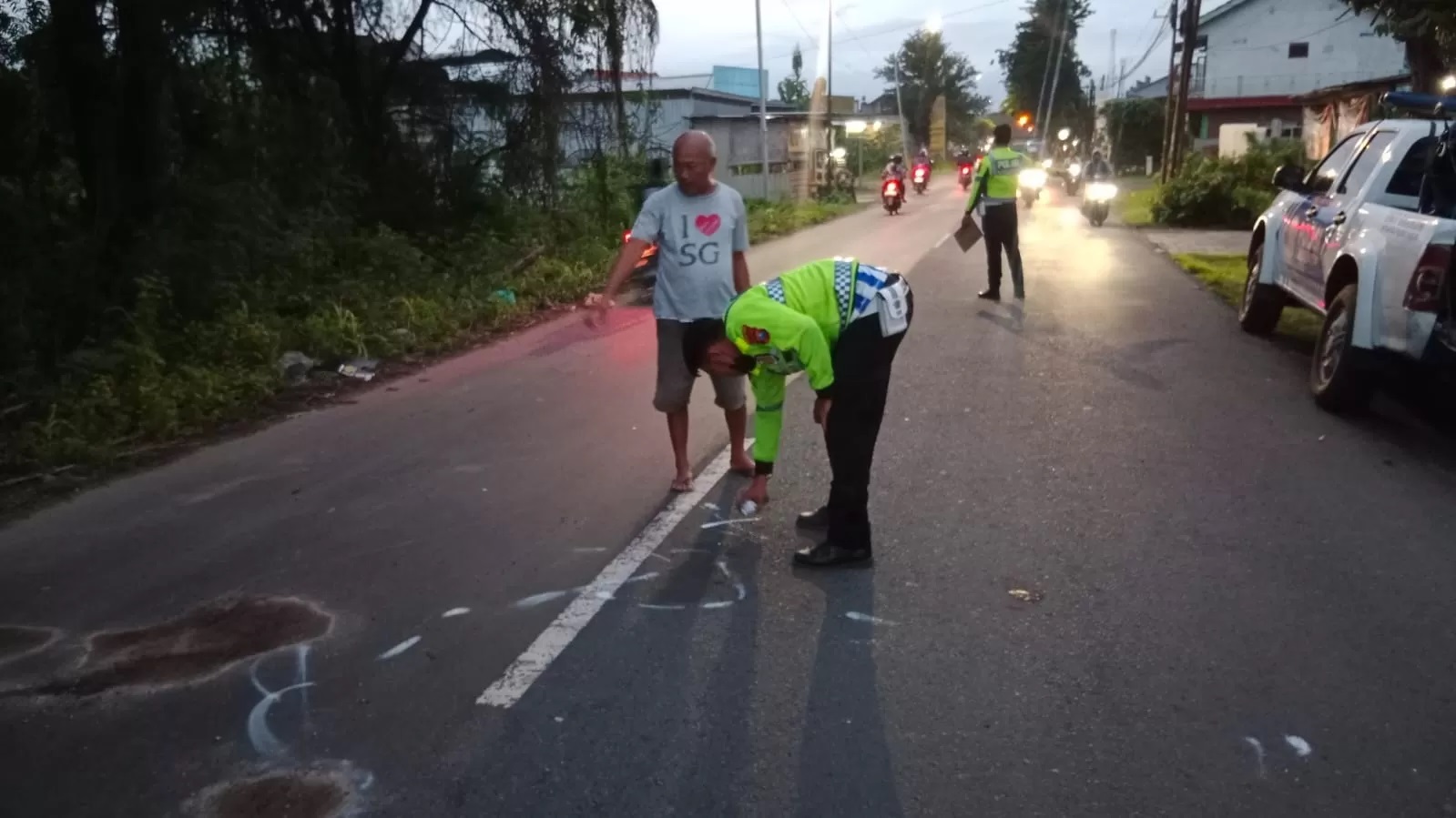 OLAHAN TKP: Anggota Unit Laka Satlantas Polres Gresik sedang melakukan olah TKP kecelakaan di Jalan Raya Desa Dadapkuning, Kecamatan Cerme, Kabupaten Gresik. (Yudhi Radar Gresik)