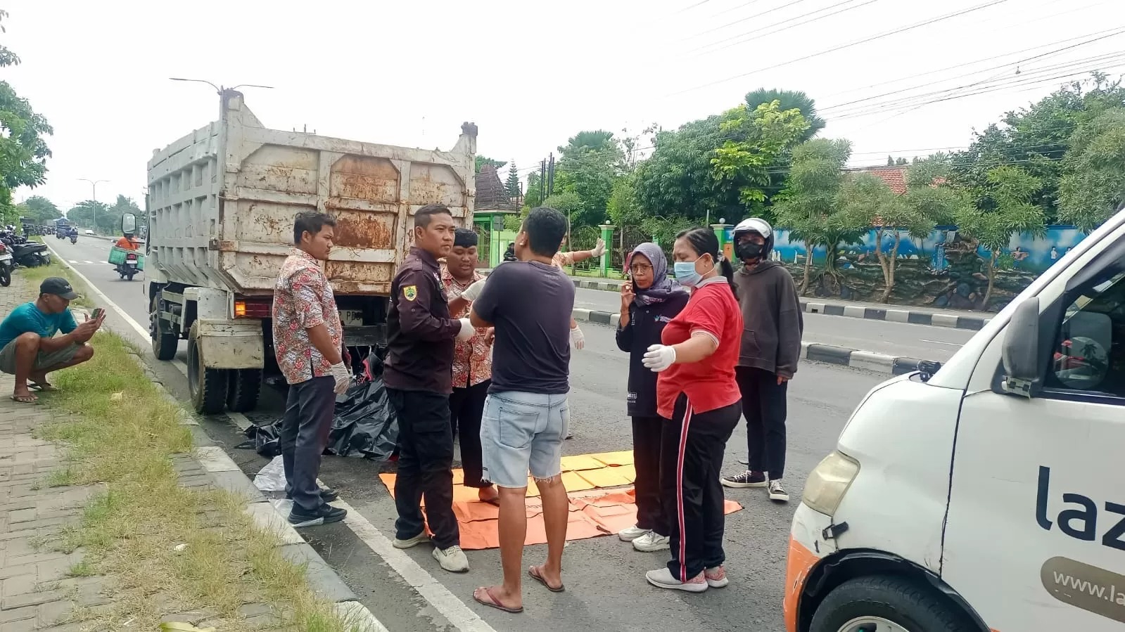 MELAYANG: Relawan mengevakuasi korban meninggal kecelakaan di Jalan Sragen-Solo, perempatan Nguwer, Gebang, Masaran, Sragen, Jumat (31/1/2025).