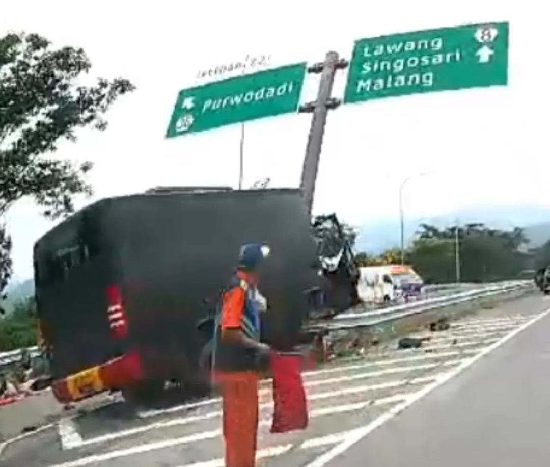 RINGSEK : Bus polisi yang memuat rombongan siswa dan guru SMAN 1 Porong Sidoarjo terlibat kecelakaan di Tol Pandaan.