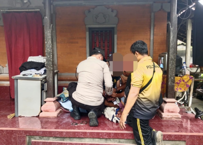 Personil Polsek Banjarangkan mengevakuasi ODGJ yang mengamuk ke RSJ Bangli.
