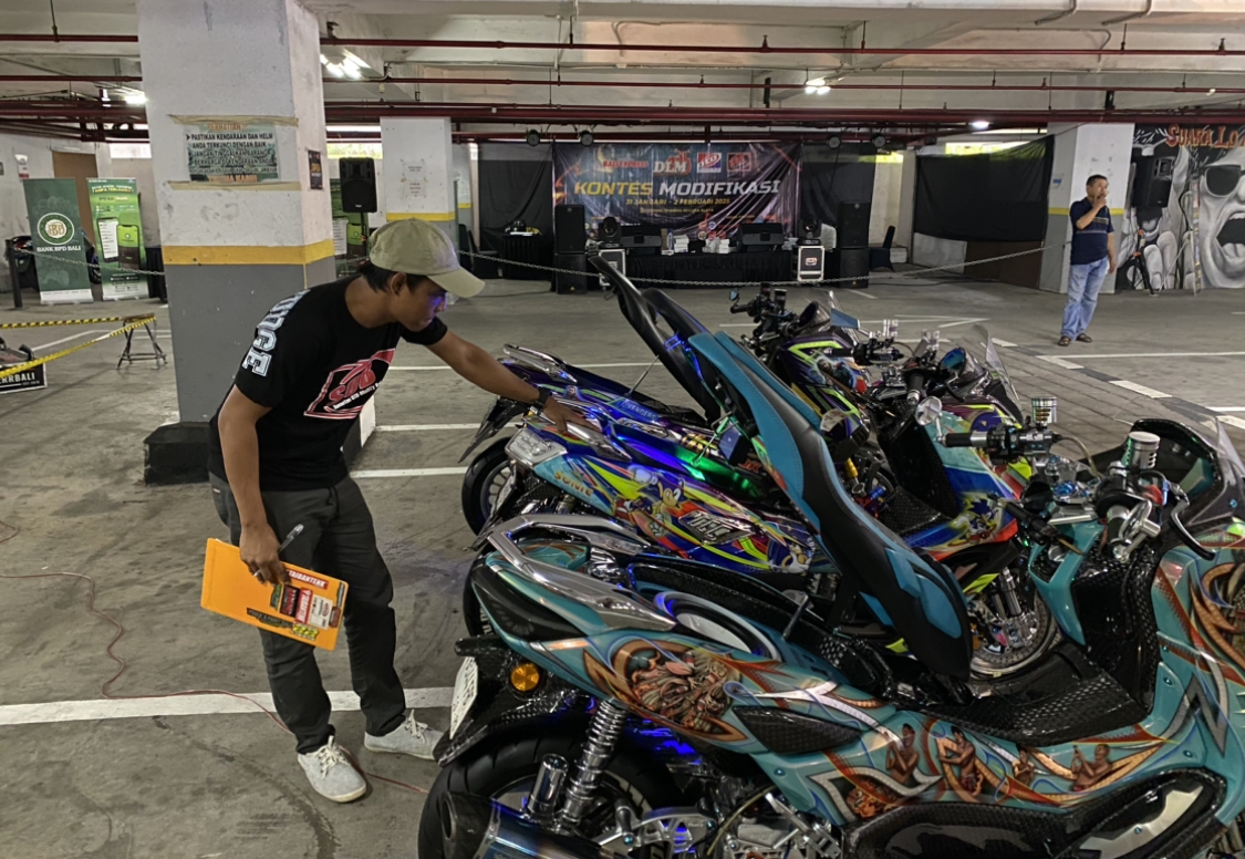Proses penjurian di ajang Denpasar Love Modification, yang berlangsung di Dharma Negara Alaya, Denpasar, Sabtu (1/2).