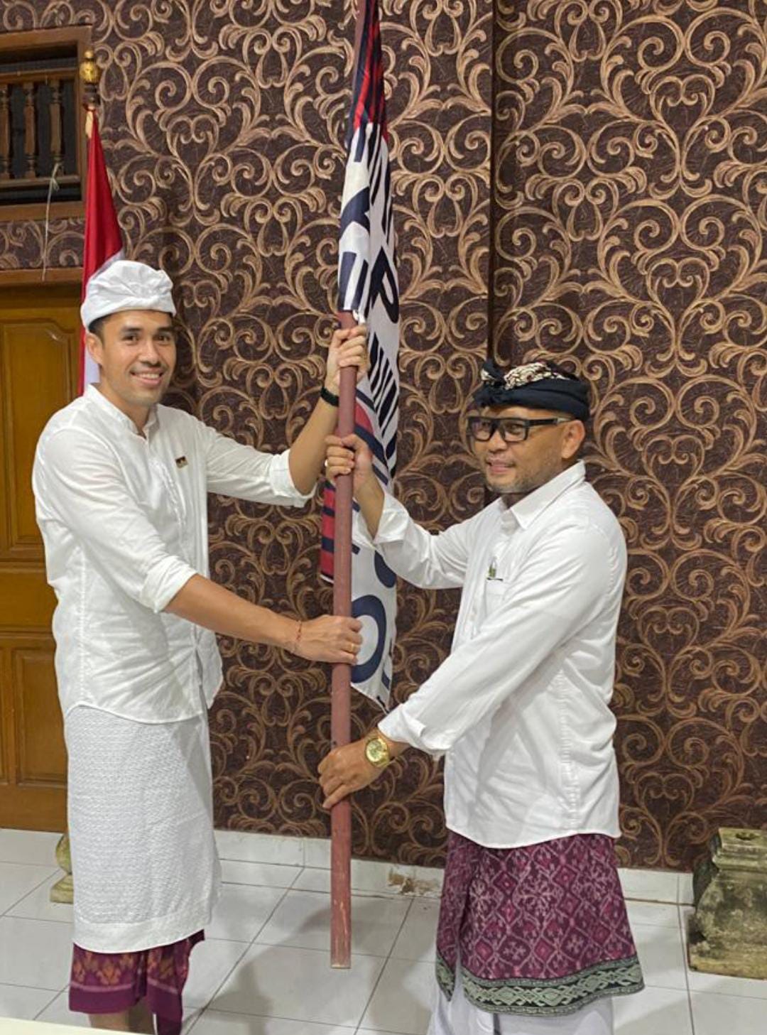DUKUNG: Ketua DPD Asosiasi Pengusaha Ritel Indonesia (Aprindo) Bali, Budiman A. Sinaga bersama Korwil Bali Nusra DPP Aprindo, Agung Agra Putra