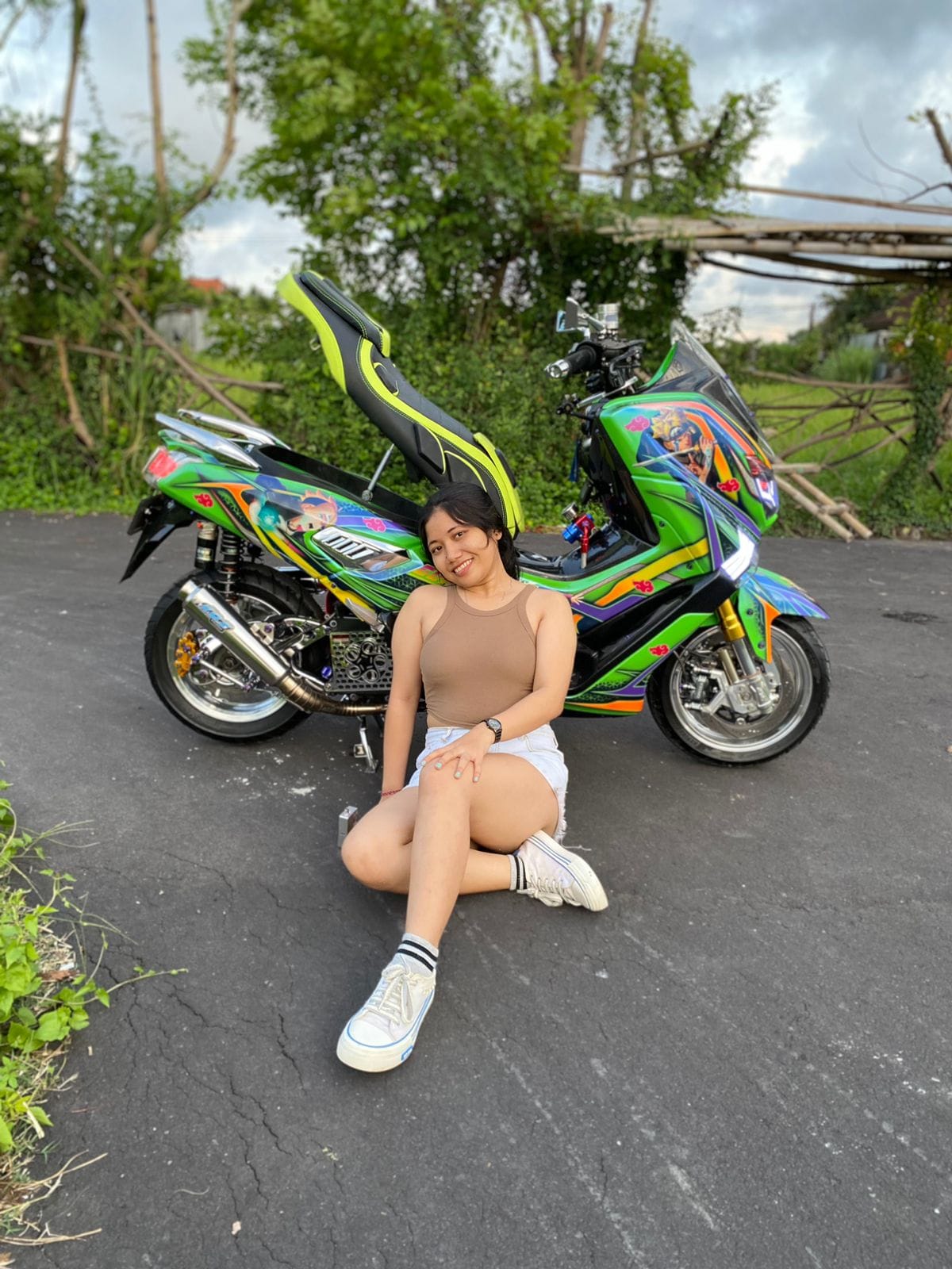 Lady Biker, Ketut Anik Trisnayanti bersama motor kesayangannya.