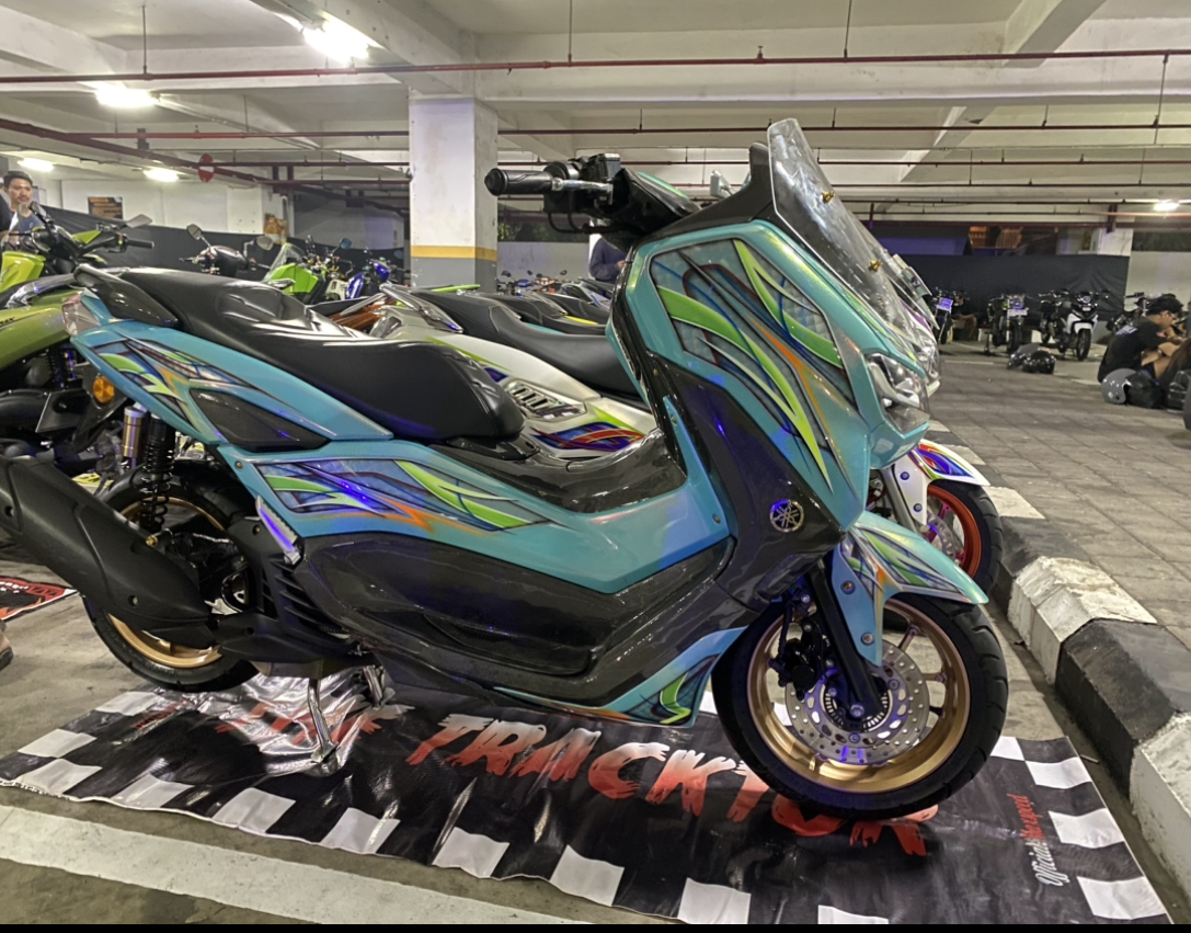 Motor milik Lady Biker, Anak Agung Putri Dwi Ratna Sari yang tampil dalam Denpsar Love Modification di Gedung Dharma Negara Alaya.