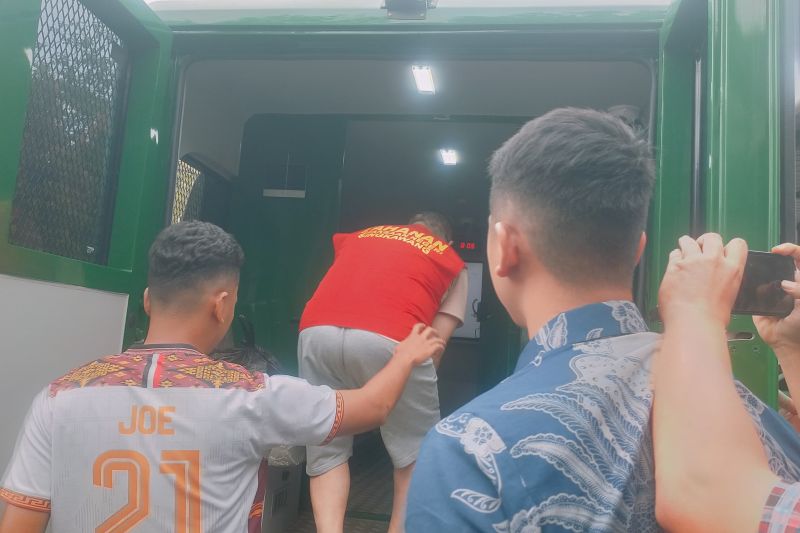 Penyerahan tersangka anggota DPRD berinisial HA dari Polres Singkawang ke Kejaksaan Negeri Singkawang, Jumat (31/1/2025).