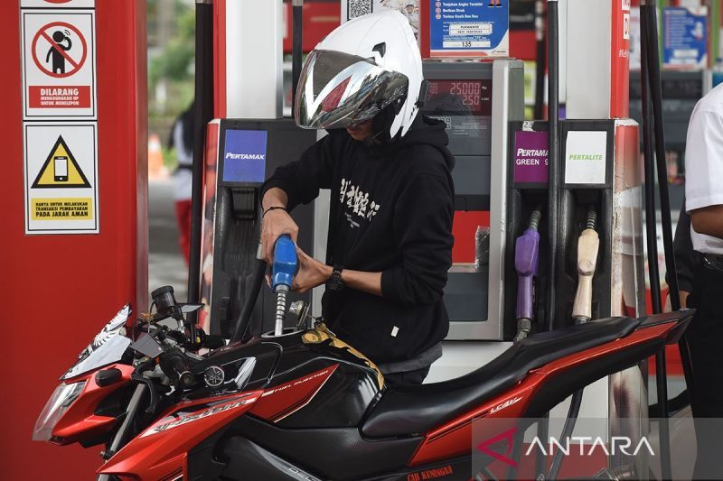 Pengendara mengisi BBM jenis Pertamax di salah satu SPBU di kawasan Tanjung Barat, Jakarta, Rabu (1/1/2025).