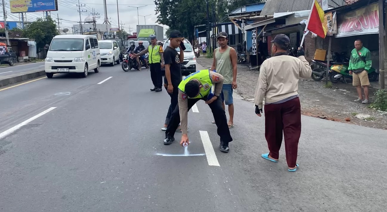 OLAH TKP : Polisi melakukan penyelidikan terkait kecelakaan antara pengendara motor dan truk di Jalan Raya Trosobo, Taman, Sidoarjo. (IST/RADAR SIDOARJO)