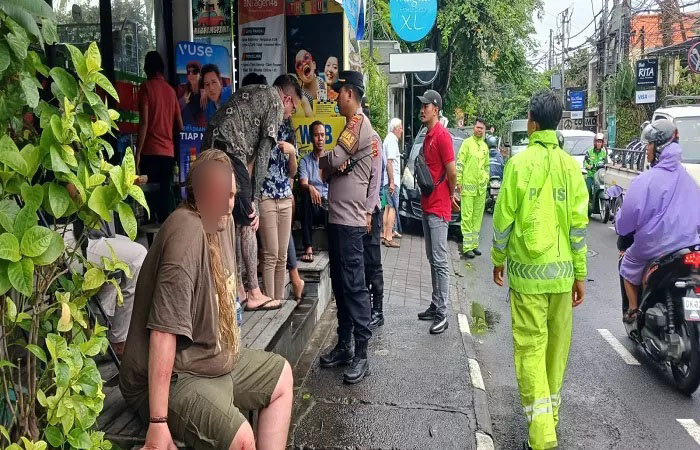 Lelaki Kanada bernama Christopher Boyd Young, 43, diamankan warga karena melakukan pencurian di Sanur, Denpasar-Bali. (Foto Istimewa.)