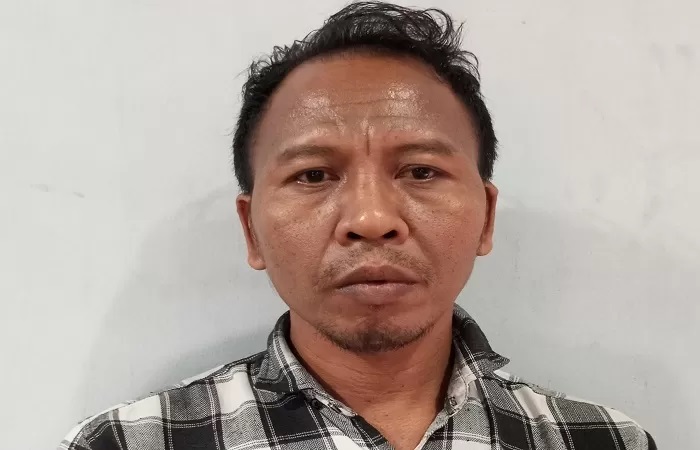 Dewa Putu Ardika mencari kedua anaknya yang diduga diculik mantan istri. (INDRA PRASETIA/RADAR BALI)