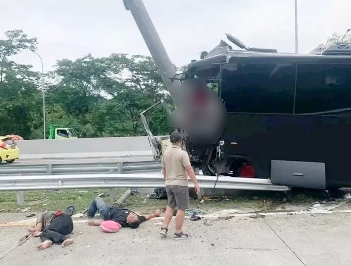 Kondisi Bus Brimob mengangkut siswa SMAN 1 Porong Sidoarjo yang menabrak tiang rambu exit Tol Purwodadi Pasuruan. (Foto: Istimewa)