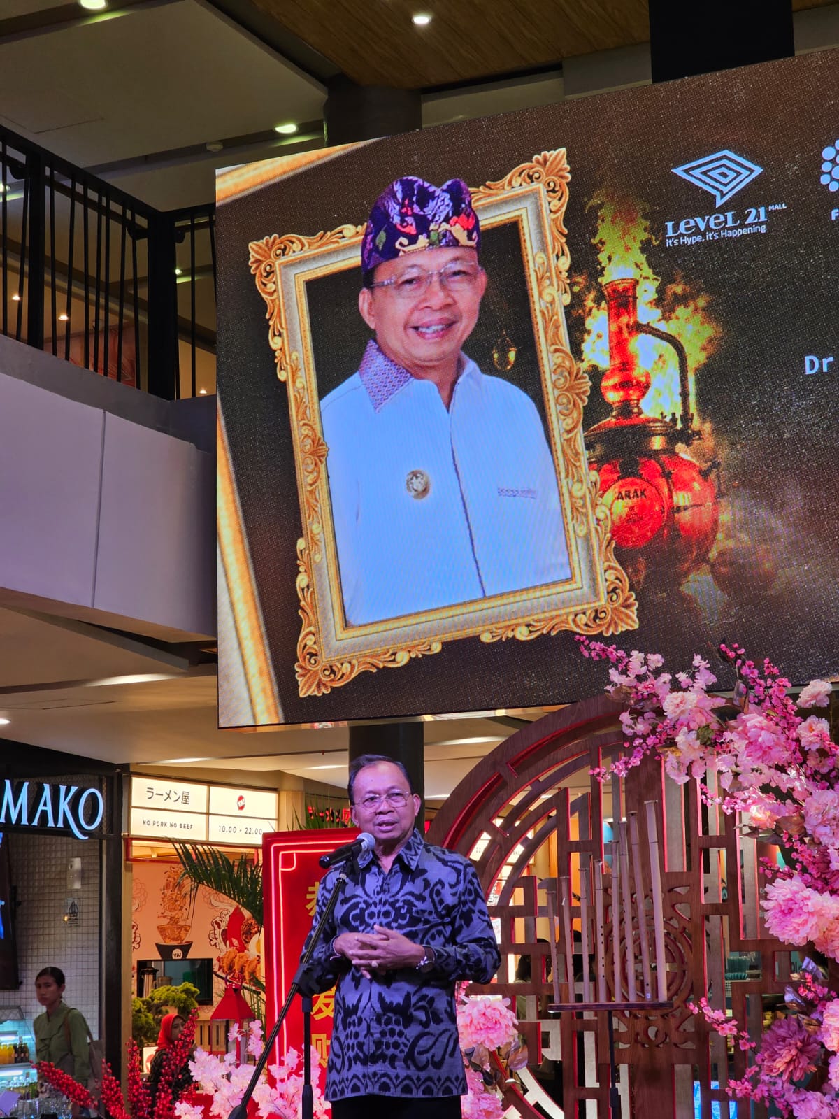 KEBIJAKAN BARU: Wayan Koster di acara Opening Ceremony Bali Signature di Level 21 Mall, Jumat (31/1).