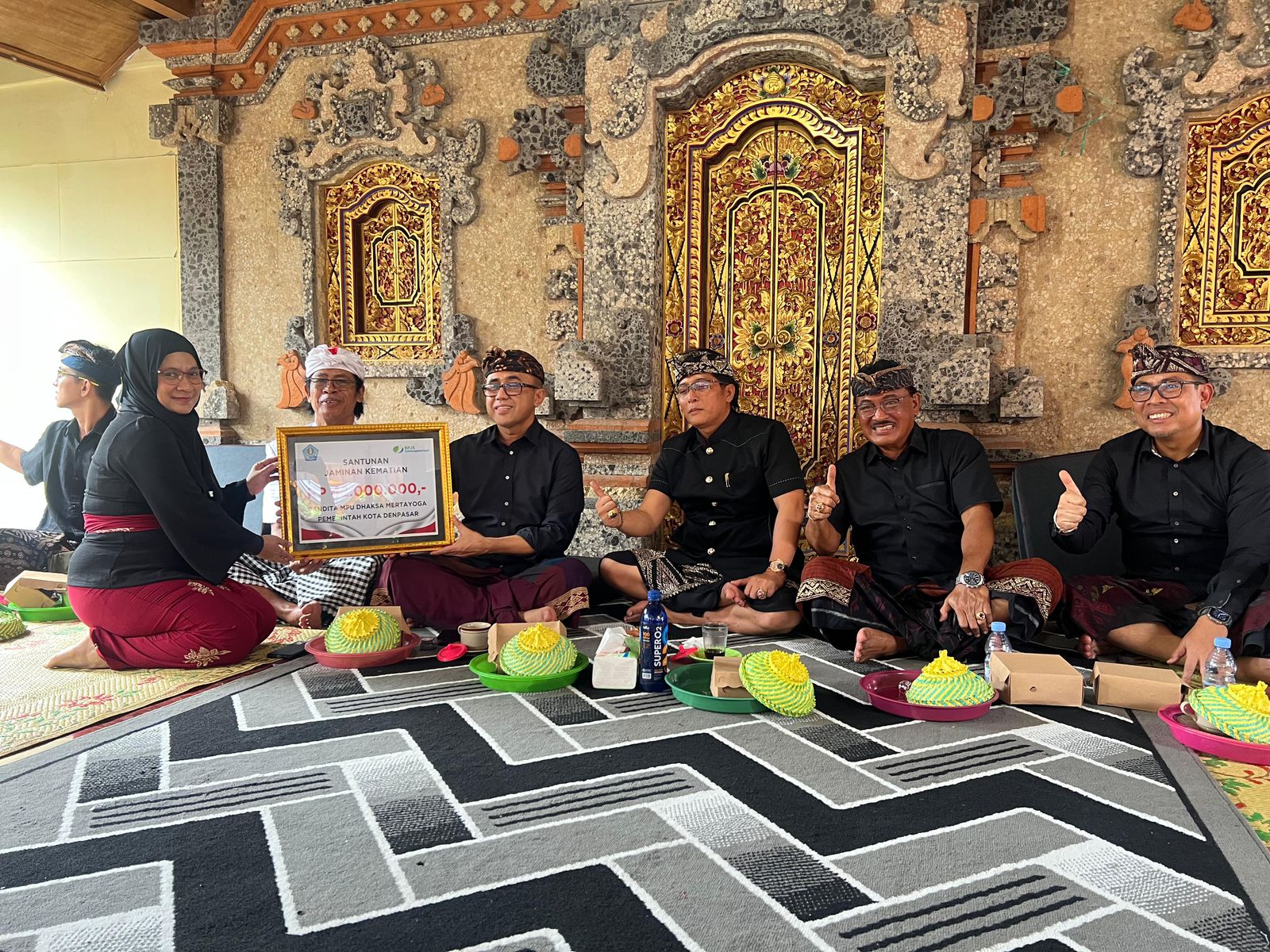 SERAHKAN: Walikota Denpasar, I Gusti Ngurah Jaya Negara didampingi Wakil Walikota Denpasar, I Kadek Agus Arya Wibawa menyerahkan secara resmi Jaminan Kematian (JKM) program BPJS Ketenagakerjaan