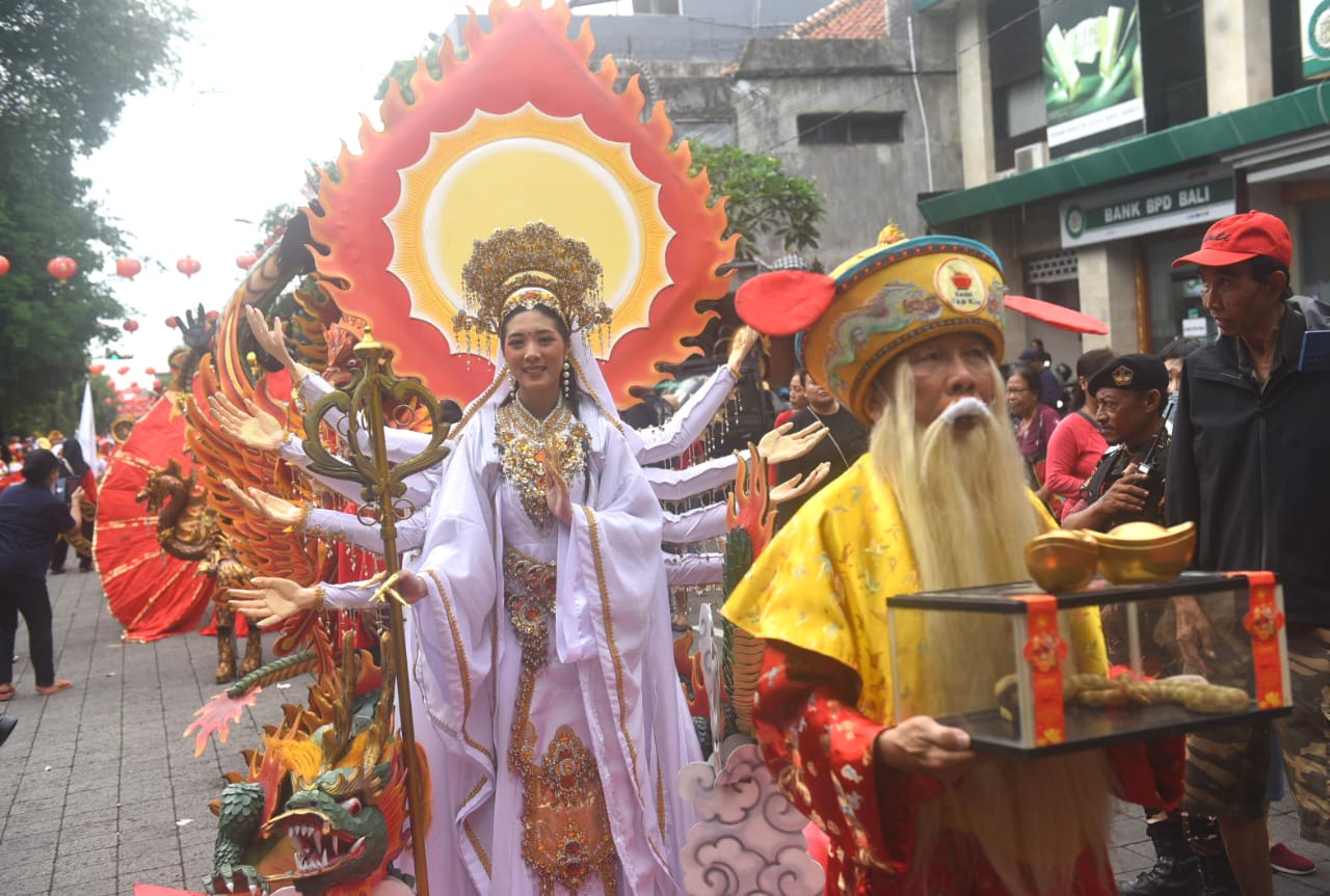 Suasana Parade Nusantara Festival Imlek Bersama Tahun 2025 di Kawasan Heritage Jalan Gajah Mada hingga Lapangan Puputan I Gusti Ngurah Made Agung Denpasar pada Sabtu (1/2).