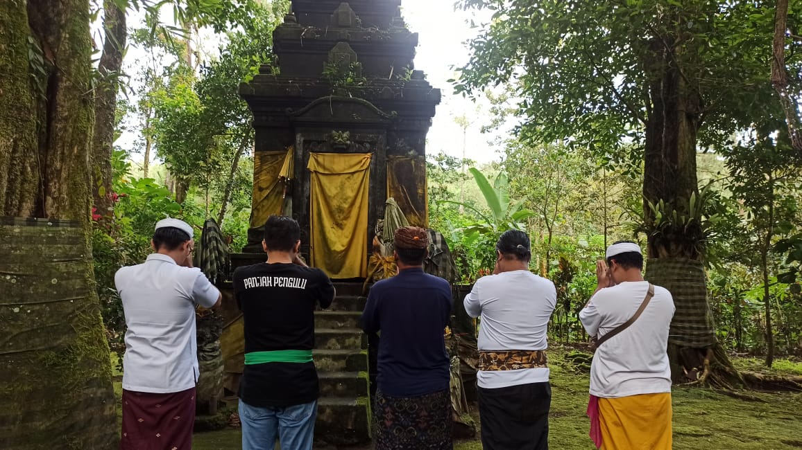 Candi Macan Putih yang berada berdekatan dengan Pura Pucak Macan Putih Desa Rowo Banyu, Banyuwangi-Jawa Tiimur
