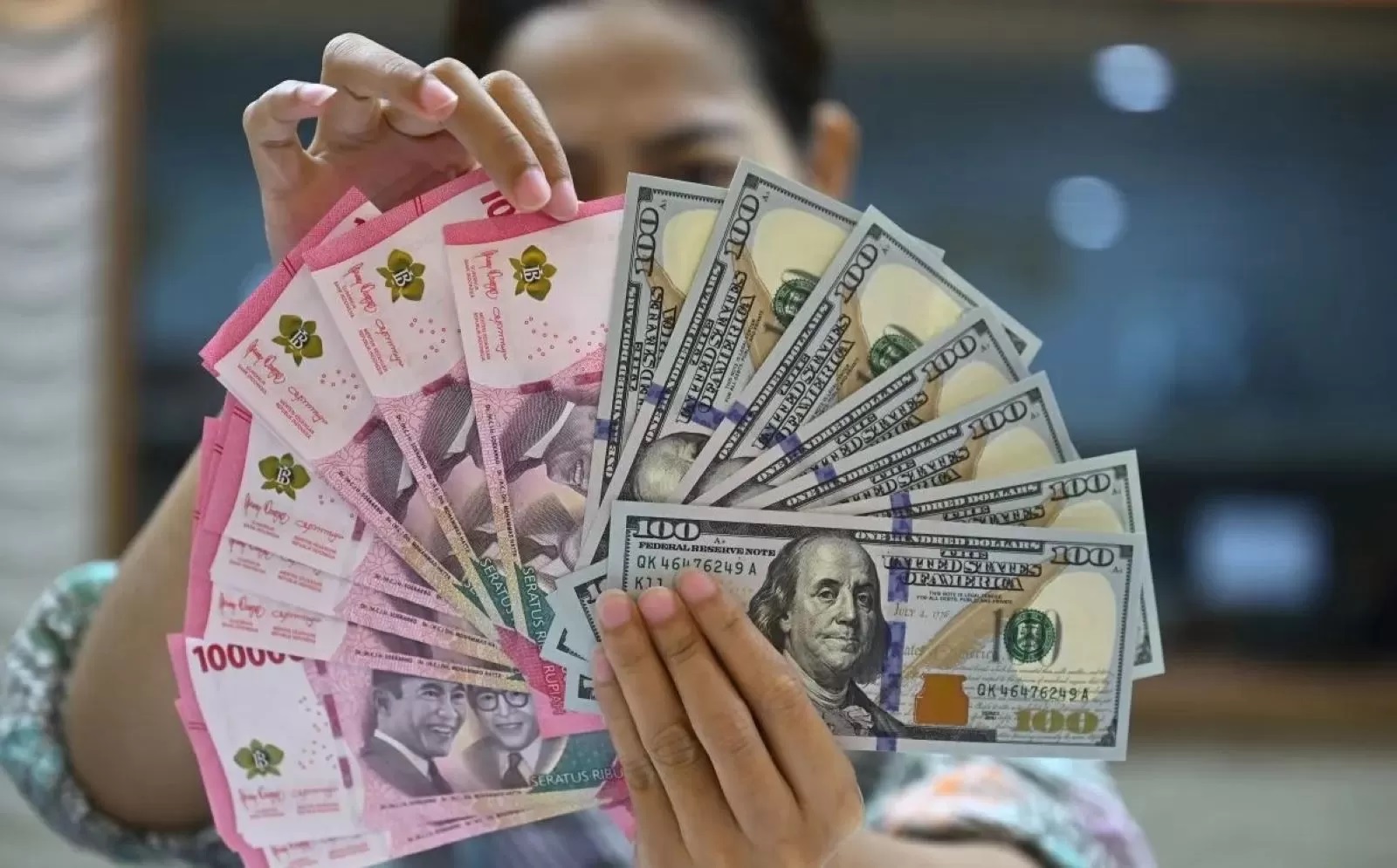 Ilustrasi uang rupiah dan dollar