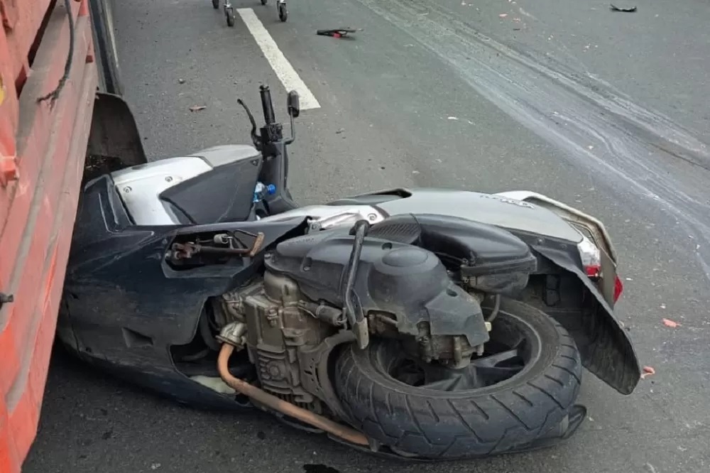 Sepeda motor Yamaha NMax yang dikendarai korban Hendro Pramono ikut terlindas truk saat kecelakaan di Jalan Siliwangi Semarang Barat, Jumat (31/1/2025). (ISTIMEWA)