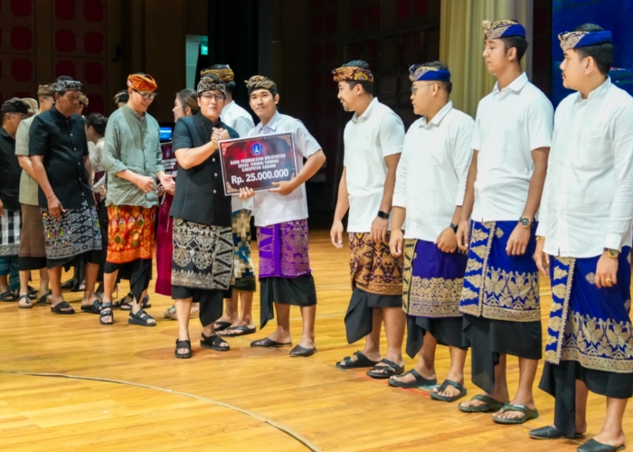 PENYERAHAN: Bupati Giri Prasta saat membuka Bulan Bahasa Bali VII sekaligus penyerahan Bantuan Dana Kreativitas Kepada Sekaa Teruna/Yowana se-Kabupaten Badung di Gedung Balai Budaya Giri Nata Mandala.