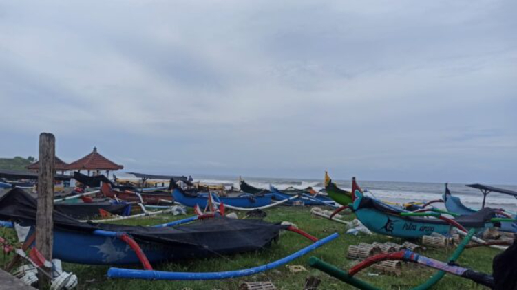 Perahu Nelayan di pantai Pasut terparkir Rapi karena nelayan memilih untuk tidak melaut selama terjadi siklon tropis.