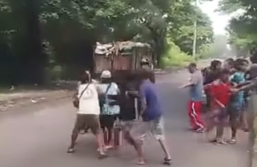 BAKU HANTAM: Video baku hantam antar sopir truk pengangkut sampah di TPA Suwung yang viral, Senin (3/2).