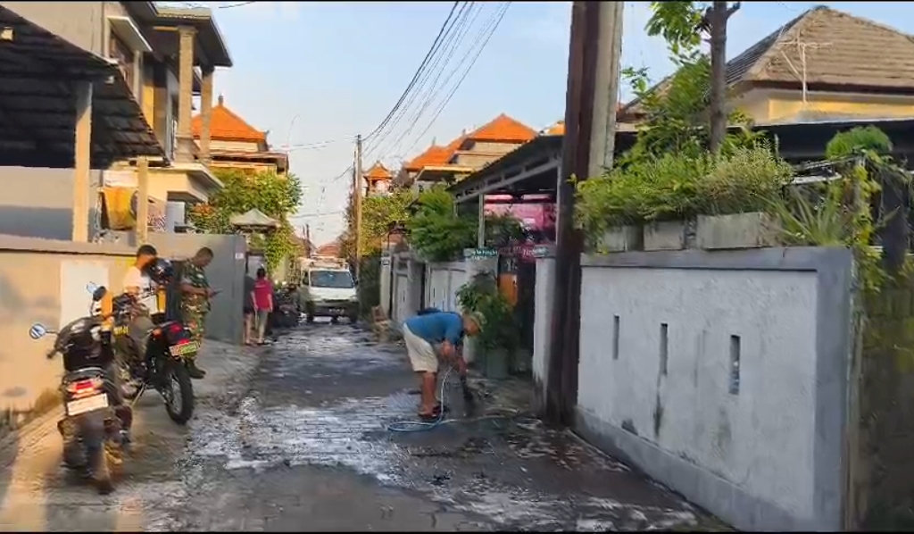 Warga bersihkan tempat kejadian perkara insiden berdarah di Ubung Kaja, Denpasar Utara