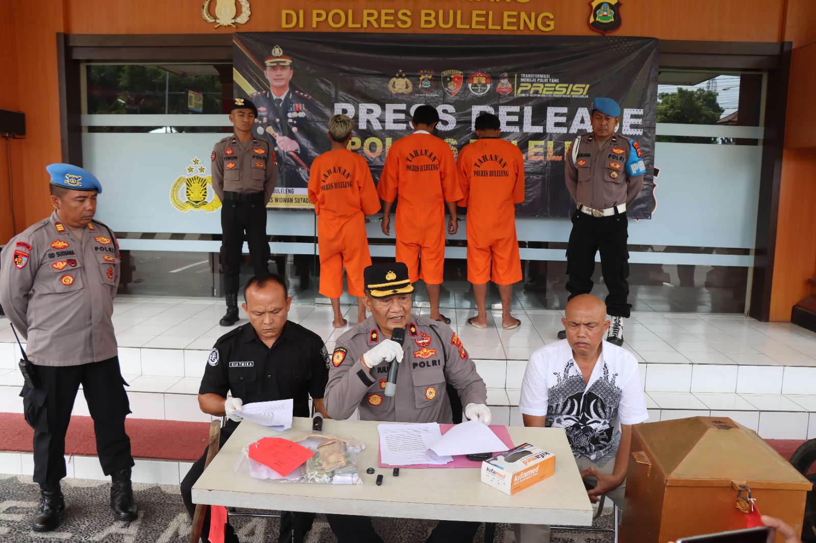 Tiga tersangka pembobol kotak amal di Singaraja diringkus polisi.