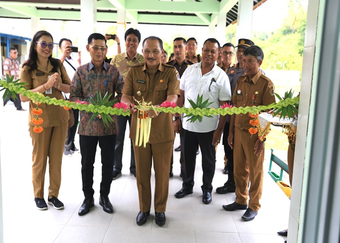 Penjabat (Pj) Bupati Klungkung, I Nyoman Jendrika, meresmikan Pelayanan Dialisis atau cuci darah serta Gedung Instalasi Gizi di RSUD Gema Santi Nusa Penida, Senin (3/2/2025).