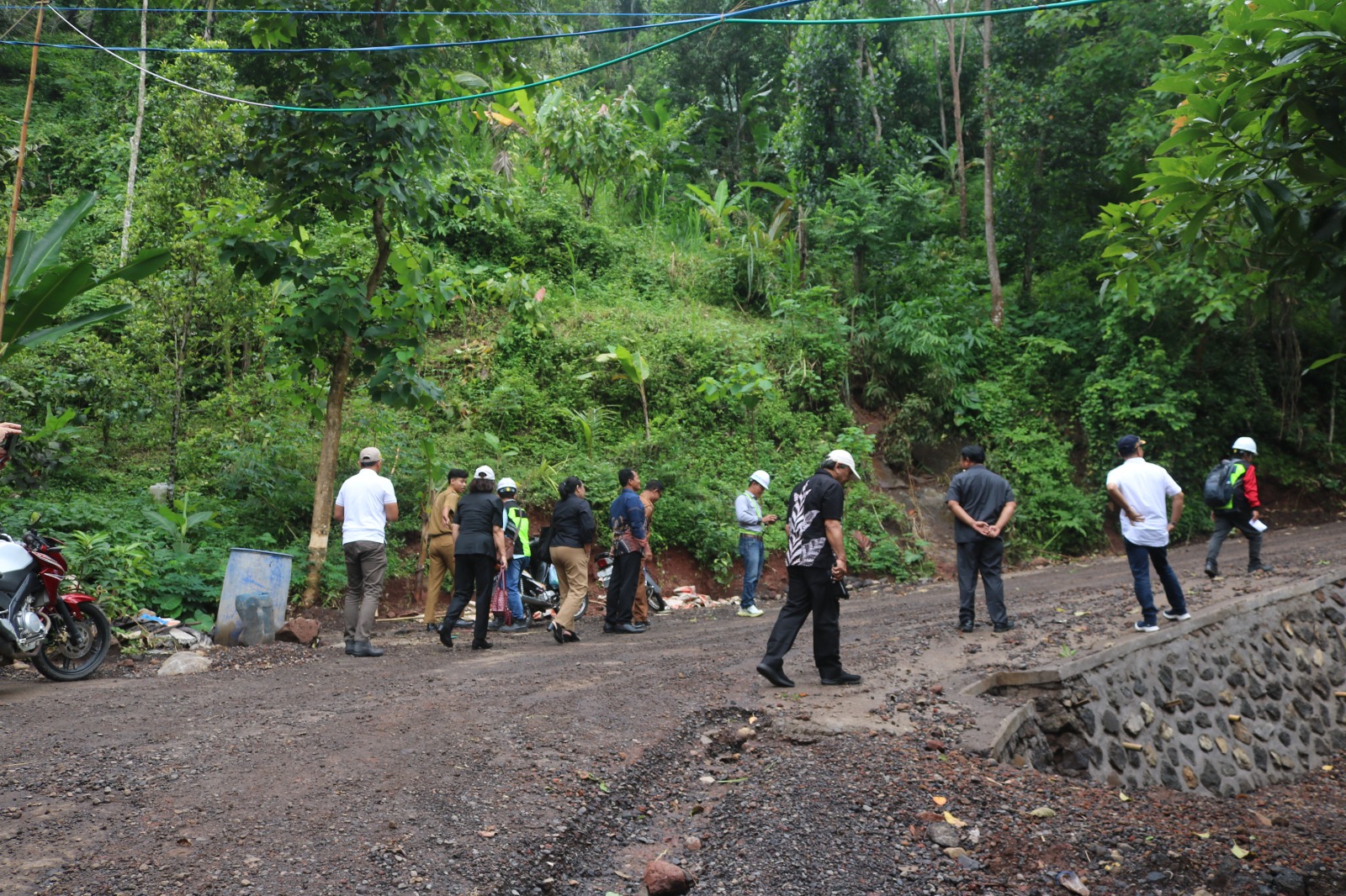 Komisi II DPRD Buleleng lakukan pengecekan jalan Desa Pakisan yang molor akibat faktor cuaca.