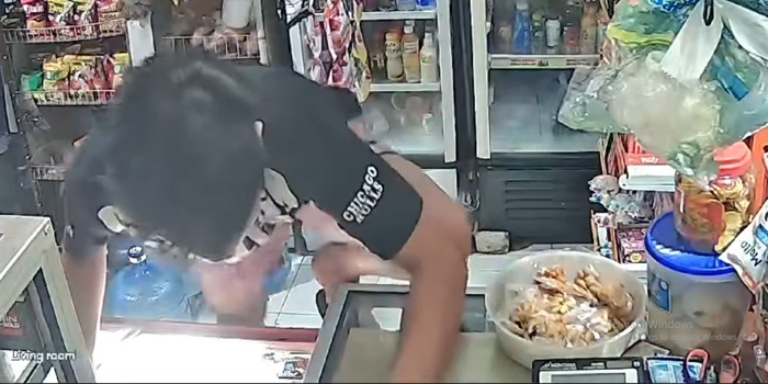 Pelaku yang masih di bawah umur saat mencuri di warung madura.