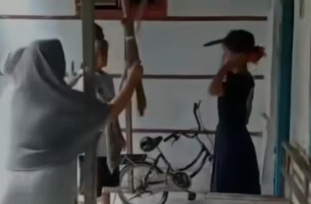 Tangkapan layar video di media sosial, tampak sang anak mengancam ibunya dengan senjata tajam.
