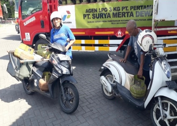 RESAH : Para pedagang kaki lima di Jembrana yang menggunakan gas melon untuk mendukung usaha mereka, Selasa (4/2/2025).