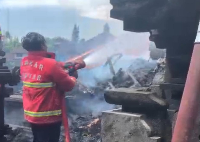 KEBAKARAN : Tiga bangunan suci (pelinggih) di sebuah rumah di Banjar Penestanan Kelod, Desa Sayan, Kecamatan Ubud, Kabupaten Gianyar, Bali, ludes terbakar pada Selasa (4/2).