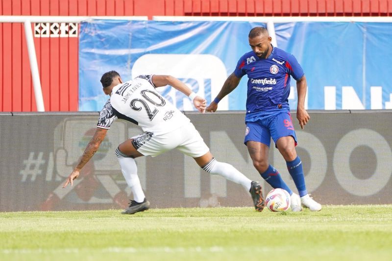 Pemain Bali United Jaimerson Xavier mencoba menghadang pergerakan pesepakbola Arema FC Dalberto Luan dalam pertandingan Liga 1 di Stadion Soepriadi, Kota Blitar, Jawa Timur, Senin (3/2/2025).