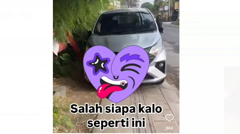 Pejalan kaki di Bali nekat naik kap mobil yang parkir di atas trotoar