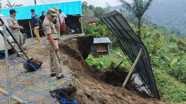 Salah satu rumah warga di desa Tambakan terdampak longsor