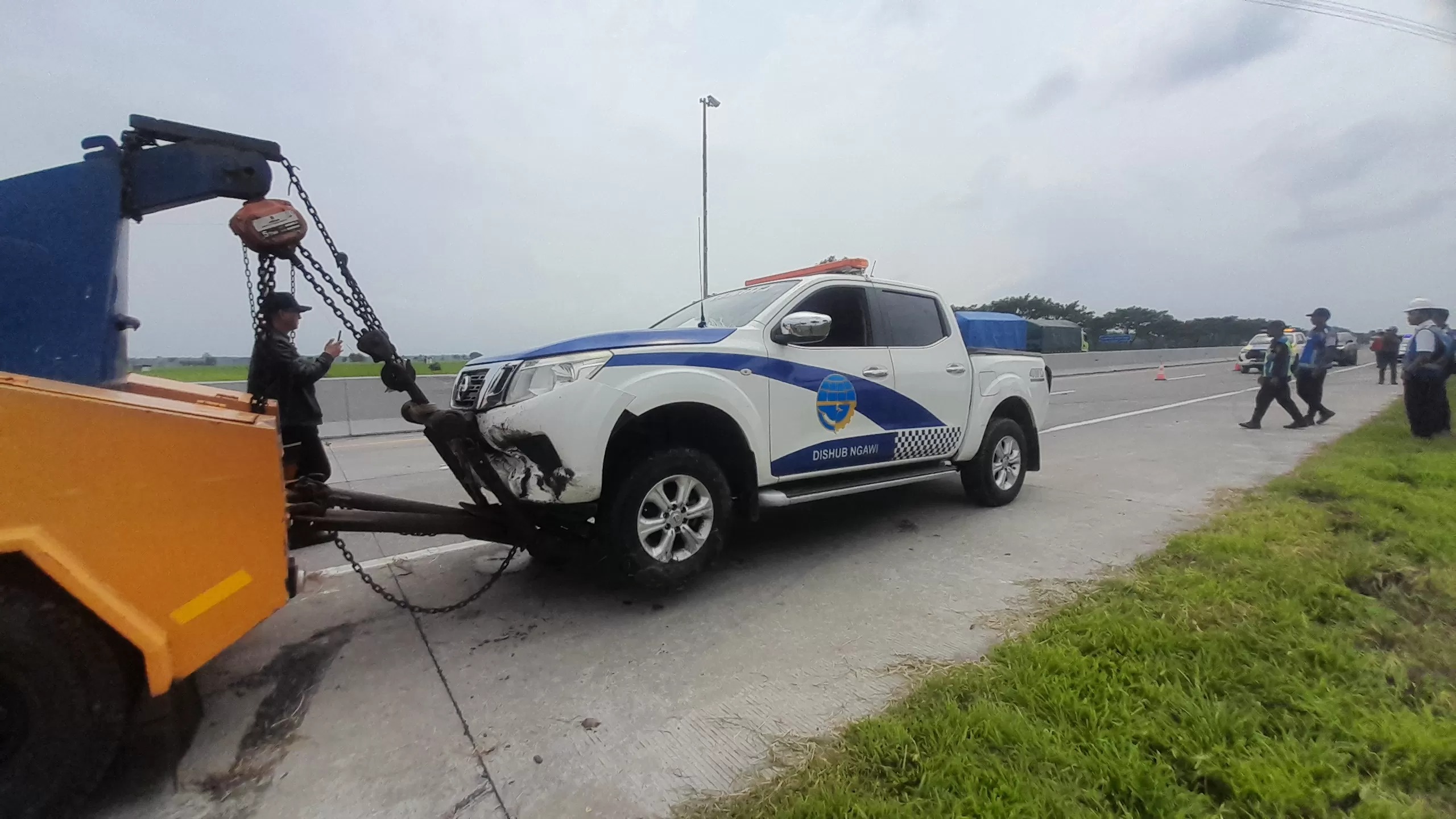 DIDEREK: Mobil patwal Dishub Ngawi dievakuasi dari parit di Tol Solo-Ngawi, usai diseruduk bus rombongan mahasiswa hendak ke Bali.