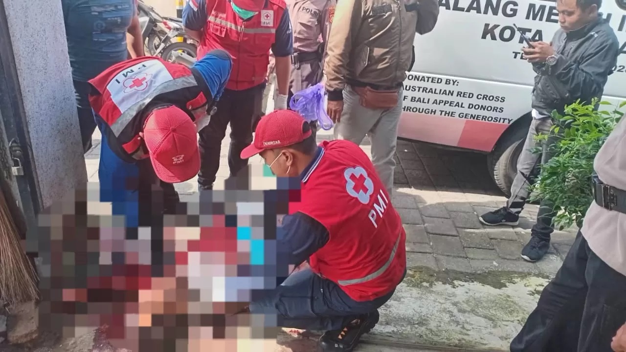 TAK TERTOLONG: Si Ketut Raka tewas di pinggir Jalan Ken Umang Banjar Dakdakan, Peguyangan, Denpasar Utara, Senin (3/2). (Foto Warga untuk Jawa Pos Radar Bali)