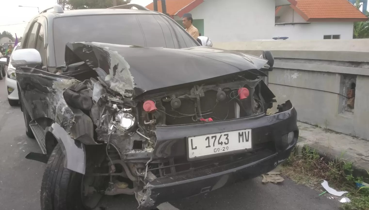 RINGSEK : Adu banteng di Jalan Raya Ploso, Krembung, Sidoarjo, truk dan mobil Fortuner ringsek.