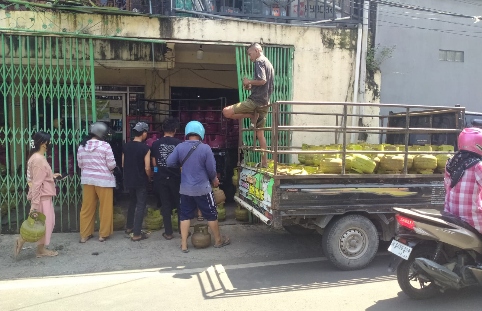 Antrean pembelian LPG 3 kg atau gas melon di Denpasar, Bali.